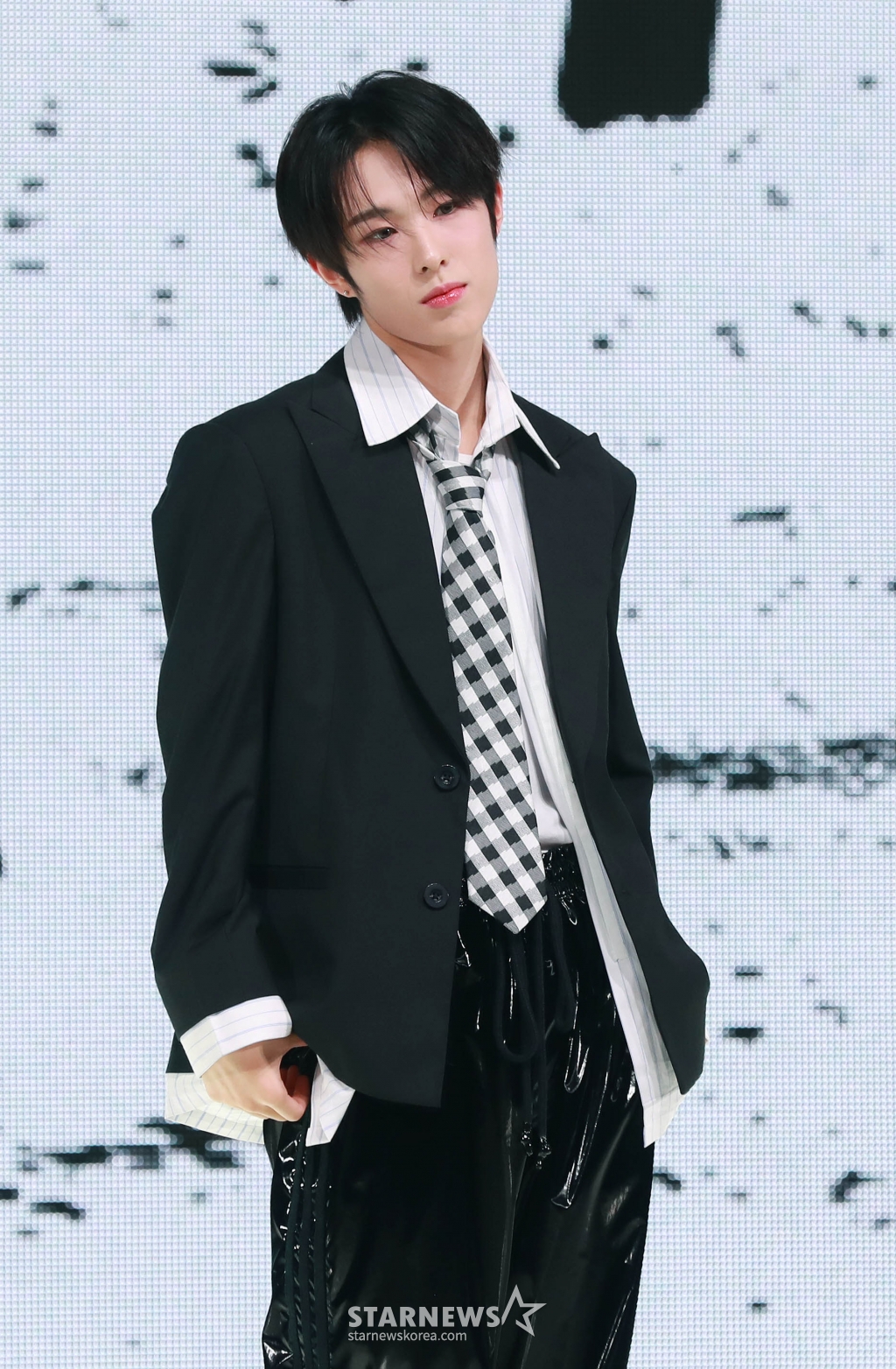 JYP엔터테인먼트의 새 보이그룹 넥스지(NEXZ) 휴이가 20일 오후 서울 광진구 예스24라이브홀에서 진행된 첫 싱글 '라이드 더 바이브'(Ride the Vibe) 발매기념 쇼케이스에서 포즈를 취하고 있다. 'Next Z(G)eneration'을 축약한 넥스지의 데뷔곡 '라이드 더 바이브'는 감각적이면서도 실험적인 분위기 안에서 다양하게 변주되는 사운드가 리스닝 포인트다. /2024.05.20 /사진=이동훈