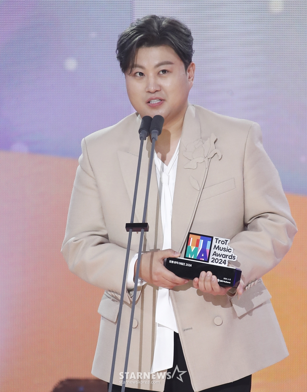 (서울=뉴스1) 권현진 기자 = 가수 김호중이 12일 오후 서울 마포구 상암동 SBS 프리즘타워에서 열린 '트롯뮤직어워즈 2024'에서 '최고의 가수상'을 수상한 뒤 소감을 말하고 있다. 2024.4.12/뉴스1 Copyright (C) 뉴스1. All rights reserved. 무단 전재 및 재배포, AI학습 이용 금지. /사진=(서울=뉴스1) 권현진 기자