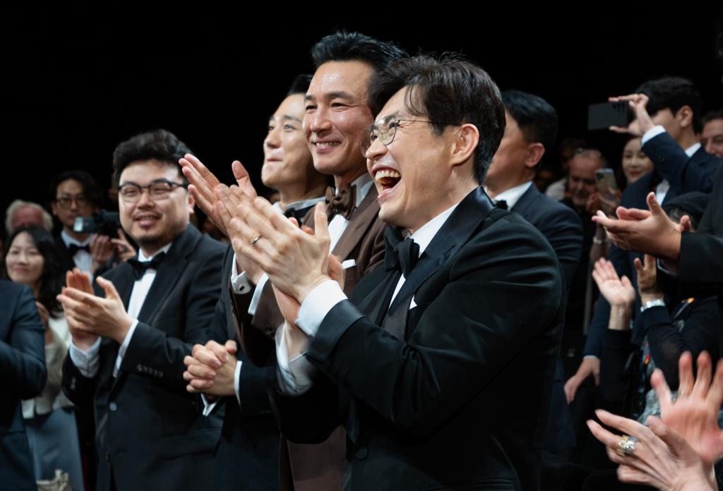(칸=뉴스1) 이준성 기자 = 20일(현지시간) 프랑스 남부 소도시 칸 팔레 데 페스티발(Palais des Festival) 뤼미에르 대극장에서 제77회 칸 국제영화제(Cannes Film Festival 2024) 미드나잇 스크리닝 부문에 초청된 영화 ‘베테랑2’의 월드 프리미어 시사회 종료 후 류승완 감독과 배우 황정민, 정해인, 그리고 관객들이 일어나 박수를 치며 환호하고 있다. (김은진 제공) 2024.5.21/뉴스1  Copyright (C) 뉴스1. All rights reserved. 무단 전재 및 재배포,  A /사진=(칸=뉴스1) 이준성 기자