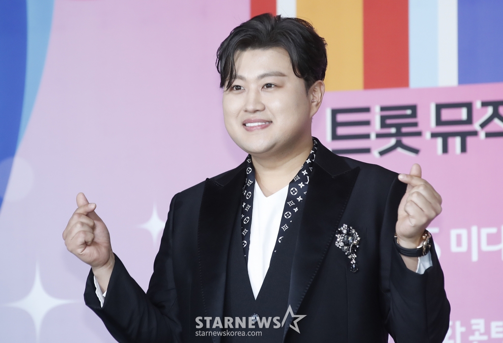 (서울=뉴스1) 권현진 기자 = 가수 김호중이 12일 오후 서울 마포구 상암동 SBS 프리즘타워에서 열린 '트롯뮤직어워즈 2024' 레드카펫 행사에서 포즈를 취하고 있다. 2024.4.12/뉴스1  Copyright (C) 뉴스1. All rights reserved. 무단 전재 및 재배포,  AI학습 이용 금지. /사진=(서울=뉴스1) 권현진 기자