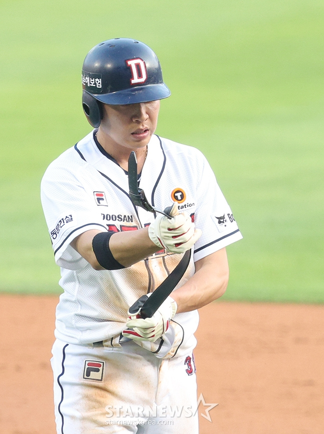 '2024 신한 SOL 뱅크 KBO리그' 두산-SSG전이 21일 서울 잠실야구장에서 열렸다. 두산 1회말 무사 1루에서 1루주자 정수빈이 이유찬 타석 때 2루 도루에 성공한 후 끊어진 벨트를 교체하고 있다. 정수빈의 이 도루는 팀 4,600도루로 기록됐다. /사진=김진경 대기자