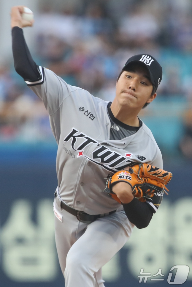 KT 신인 투수 육청명이 21일 삼성전에서 선발 등판해 역투하고 있다. /사진=뉴스1