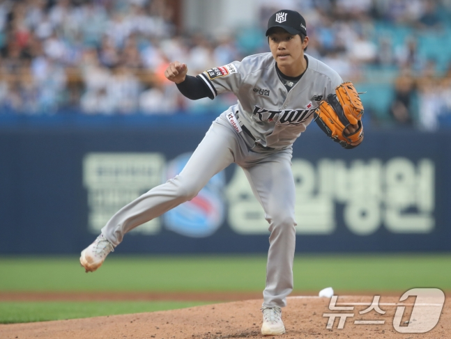 씩씩하게 공을 뿌리는 육청명. /사진=뉴스1