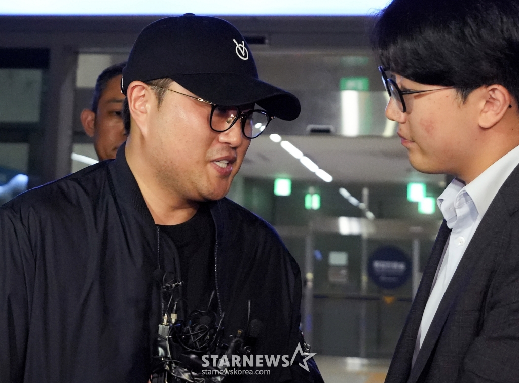[서울=뉴시스] 추상철 기자 = 음주 뺑소니 혐의를 받는 트로트 가수 김호중이 21일 오후 서울 강남구 강남경찰서에서 경찰 조사를 받은후 귀가하며 취재진 질문에 답변하고 있다. (공동취재) 2024.05.21. photo@newsis.com /사진=추상철