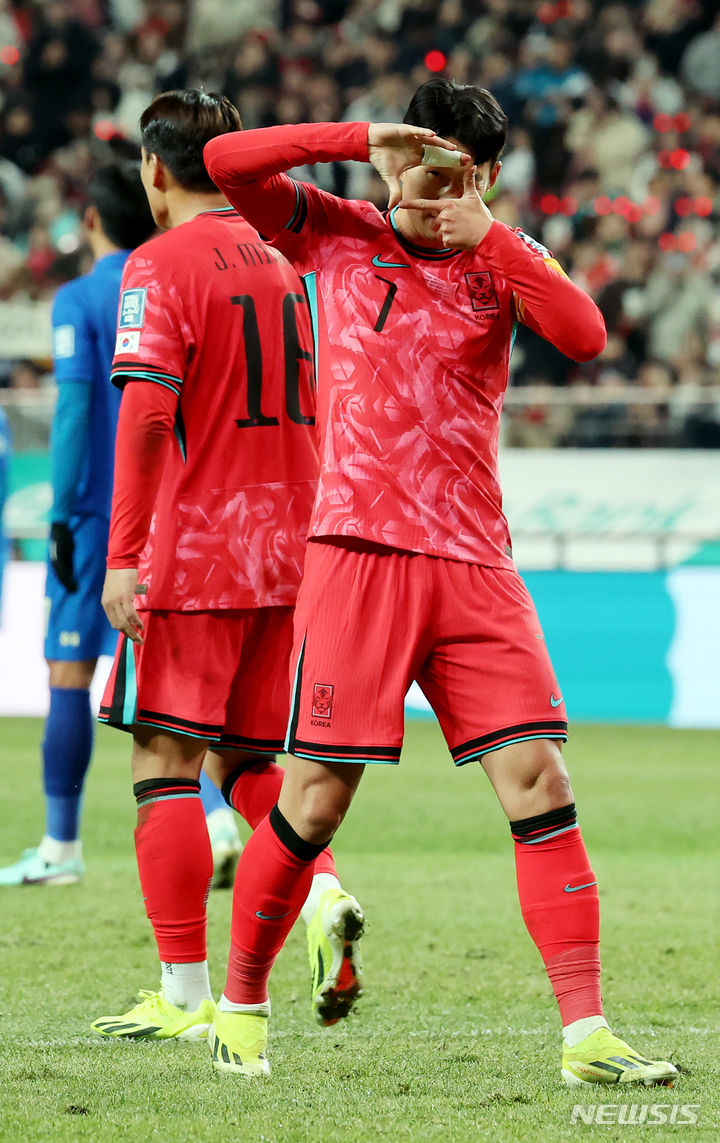 손흥민이 지난 3월 21일 서울월드컵경기장에서 열린 한국 대 태국의 '2026 FIFA 북중미 월드컵' 아시아 2차 예선에서 골을 넣고 세리머니를 하고 있다. /사진=뉴시스
