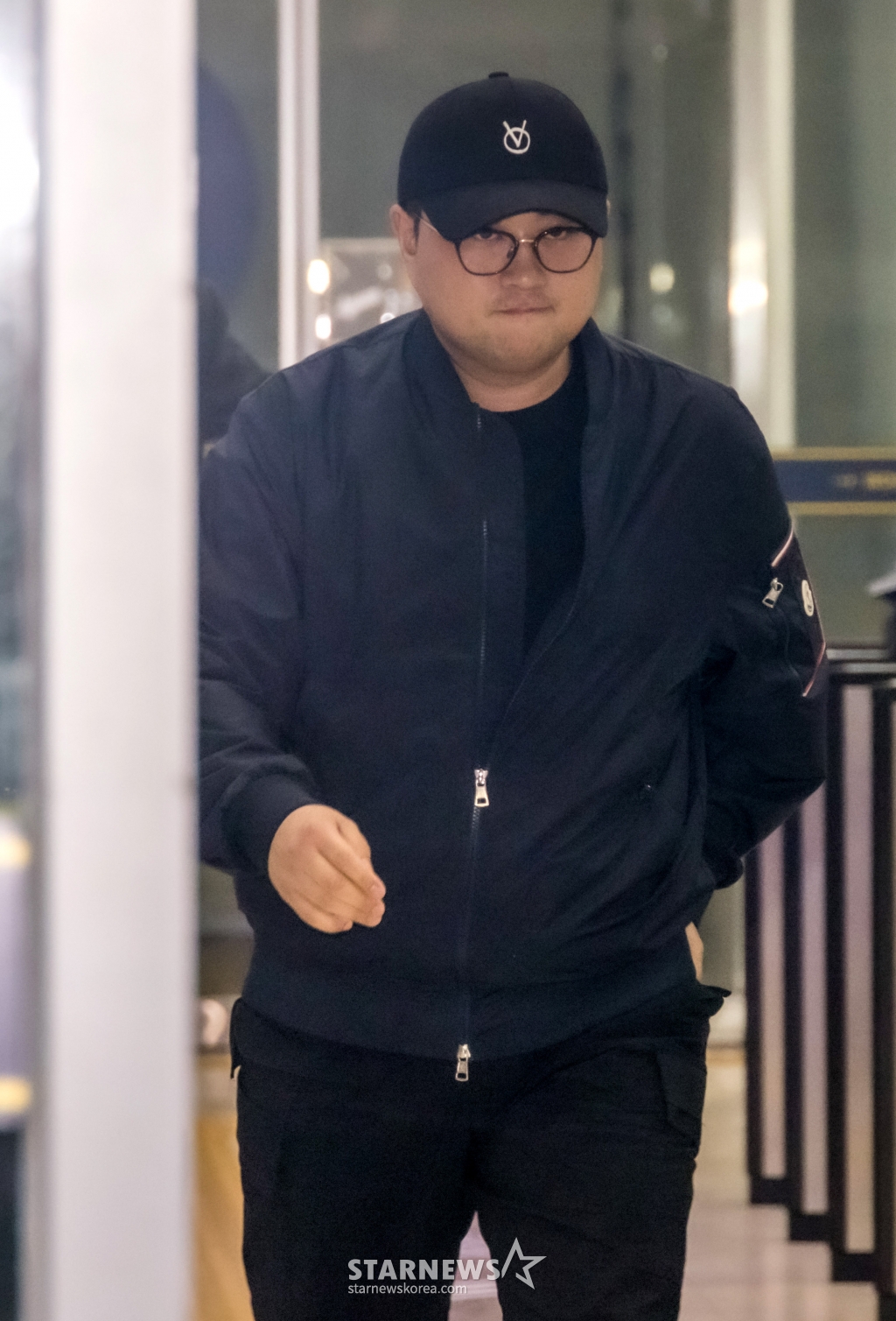 [서울=뉴시스] 추상철 기자 = 음주 뺑소니 혐의를 받는 트로트 가수 김호중이 21일 오후 서울 강남구 강남경찰서에서 경찰 조사를 받은후 귀가하고 있다. (공동취재) 2024.05.21. photo@newsis.com /사진=추상철