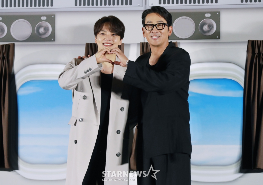 배우 여진구, 하정우가 22일 오전 서울 CGV용산아이파크몰에서 진행된 영화 '하이재킹'(감독 김성한) 제작발표회에 참석해 포즈를 취하고 있다. 1971년 대한민국 상공, 여객기가 공중 납치되면서 벌어지는 극한의 상황을 담은 영화 ‘하이재킹’은 6월 21일 개봉한다. /2024.05.22/사진제공= /사진=이동훈