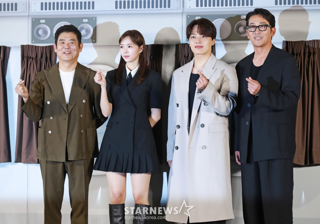 배우 성동일, 채수빈, 여진구, 하정우가 22일 오전 서울 CGV용산아이파크몰에서 진행된 영화 '하이재킹'(감독 김성한) 제작발표회에 참석해 포즈를 취하고 있다. 1971년 대한민국 상공, 여객기가 공중 납치되면서 벌어지는 극한의 상황을 담은 영화 ‘하이재킹’은 6월 21일 개봉한다. /2024.05.22 /사진=이동훈