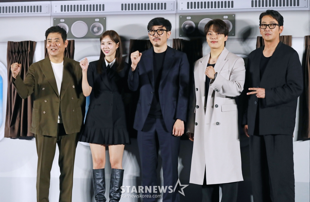 배우 성동일, 채수빈, 김성한 감독, 배우 여진구, 하정우가 22일 오전 서울 CGV용산아이파크몰에서 진행된 영화 '하이재킹'(감독 김성한) 제작발표회에 참석해 포즈를 취하고 있다. 1971년 대한민국 상공, 여객기가 공중 납치되면서 벌어지는 극한의 상황을 담은 영화 ‘하이재킹’은 6월 21일 개봉한다. /2024.05.22 /사진=이동훈