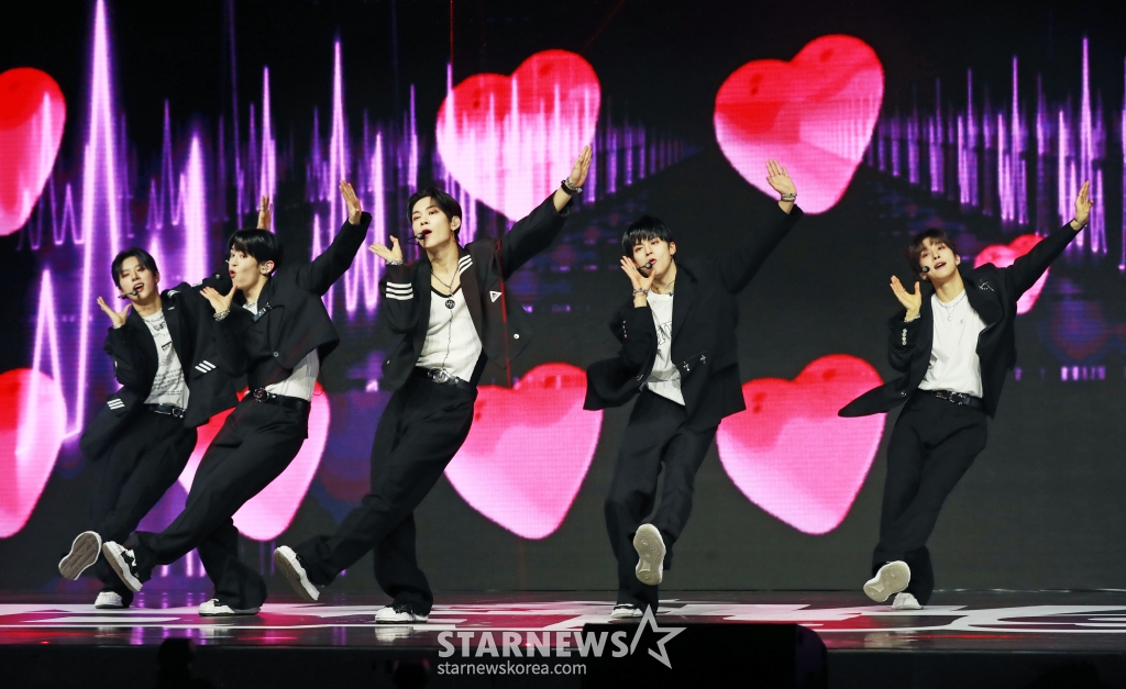 그룹 나우어데이즈(NOWADAYS)가 2일 오후 서울 용산구 블루스퀘어에서 진행된 첫 번째 데뷔 싱글 ‘NOWADAYS' 발매기념 쇼케이스에서 데뷔곡을 선보이고 있다. /2024.04.02 /사진=이동훈 기자
