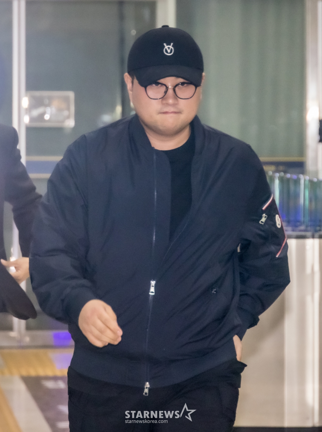 (서울=뉴스1) 김민지 기자 = 뺑소니 혐의와 음주 운전 의혹을 받는 트로트 가수 김호중이 21일 오후 서울 강남경찰서에서 조사를 마치고 나오고 있다. (공동취재) 2024.5.21/뉴스1 Copyright (C) 뉴스1. All rights reserved. 무단 전재 및 재배포, AI학습 이용 금지. /사진=(서울=뉴스1) 김민지 기자