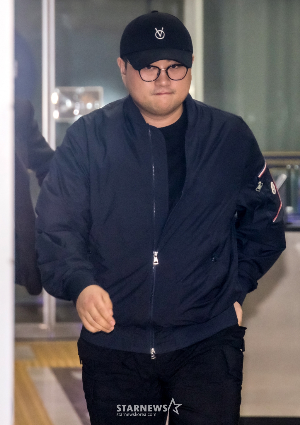 [서울=뉴시스] 추상철 기자 = 음주 뺑소니 혐의를 받는 트로트 가수 김호중이 21일 오후 서울 강남구 강남경찰서에서 경찰 조사를 받은후 귀가하고 있다. (공동취재) 2024.05.21. photo@newsis.com /사진=추상철