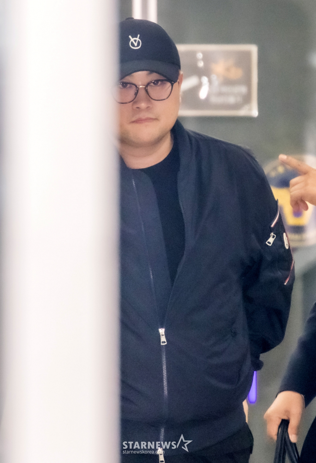 [서울=뉴시스] 추상철 기자 = 음주 뺑소니 혐의를 받는 트로트 가수 김호중이 21일 오후 서울 강남구 강남경찰서에서 경찰 조사를 받은후 귀가하고 있다. (공동취재) 2024.05.21. photo@newsis.com /사진=추상철