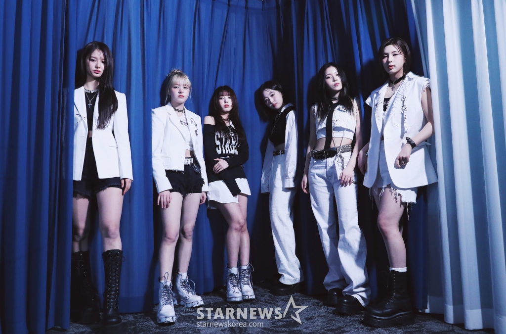 걸그룹 엔믹스(NMIXX)가 서울 종로구 스타뉴스 사옥에서 진행된 '2023 아시아 아티스트 어워즈 인 필리핀'(2023 Asia Artist Awards IN THE PHILIPPINES, 이하 2023 AAA) 수상 인터뷰에 앞서 포즈를 취하고 있다. 엔믹스는 '2023 AAA'에서 AAA 베스트 초이스와 아이콘상을 수상했다. /사진=김창현 기자