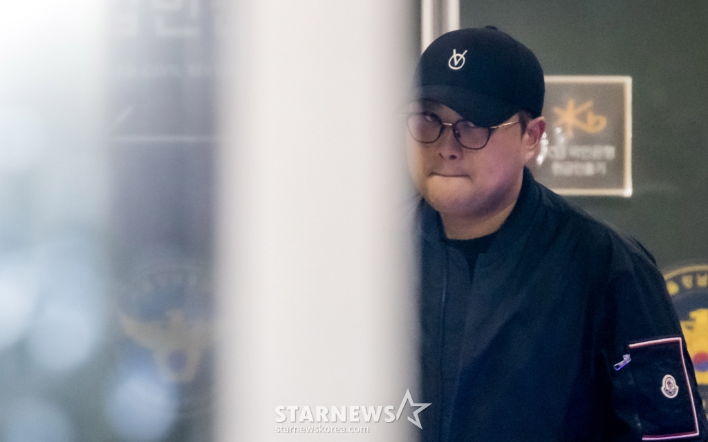 [서울=뉴시스] 추상철 기자 = 음주 뺑소니 혐의를 받는 트로트 가수 김호중이 21일 오후 서울 강남구 강남경찰서에서 경찰 조사를 받은후 귀가하고 있다. (공동취재) 2024.05.21. photo@newsis.com /사진=추상철