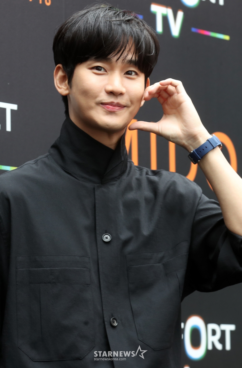 배우 김수현이 25일 오전 서울 성동구 성수동의 한 스튜디오에서 열린 시계브랜드 행사에 참석해 포즈를 취하고 있다. 2024.04.25 /사진=임성균