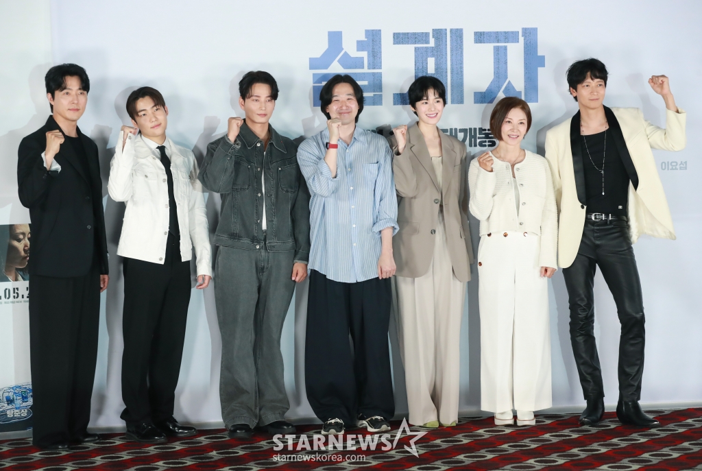 배우 이무생, 탕준상, 이현욱, 이요섭 감독, 배우 정은채, 이미숙, 강동원이 23일 오후 서울 롯데시네마 월드타워점에서 진행된 영화 '설계자'(감독 이요섭) 언론시사회 및 기자간담회에 참석해 포즈를 취하고 있다. /2024.05.23 /사진=이동훈