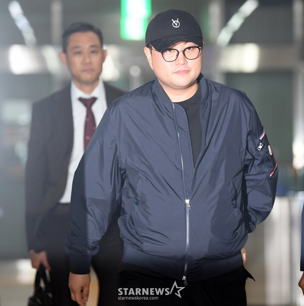 (서울=뉴스1) 김민지 기자 = 뺑소니 혐의와 음주 운전 의혹을 받는 트로트 가수 김호중이 21일 오후 서울 강남경찰서에서 조사를 마치고 나오고 있다. (공동취재) 2024.5.21/뉴스1 Copyright (C) 뉴스1. All rights reserved. 무단 전재 및 재배포, AI학습 이용 금지. /사진=(서울=뉴스1) 김민지 기자