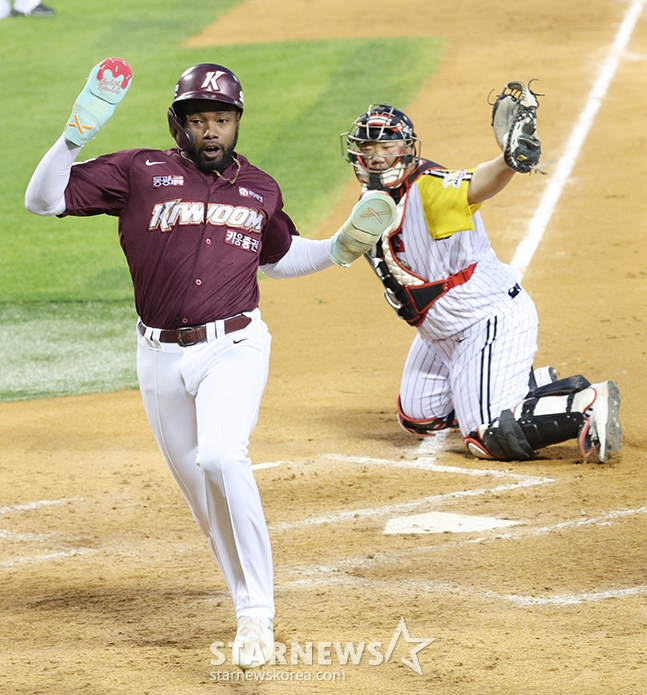 '2024 신한 SOL 뱅크 KBO리그' LG-키움전이 16일 서울 잠실야구장에서 열렸다. 키움 4회초 1사 만루에서 3루주자 도슨(왼쪽)이 최주환의 희생 플라이 때 홈을 밟아 득점하고 있다. LG 포수는 김범석. /사진=김진경 대기자