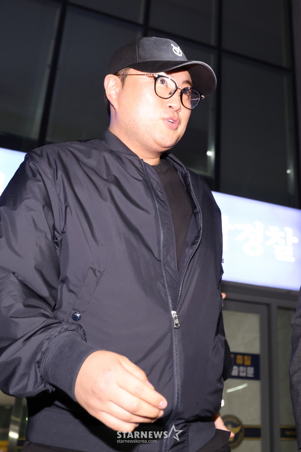 (서울=뉴스1) 김민지 기자 = 뺑소니 혐의와 음주 운전 의혹을 받는 트로트 가수 김호중이 21일 오후 서울 강남경찰서에서 조사를 마치고 나오고 있다. (공동취재) 2024.5.21/뉴스1 Copyright (C) 뉴스1. All rights reserved. 무단 전재 및 재배포, AI학습 이용 금지. /사진=(서울=뉴스1) 김민지 기자