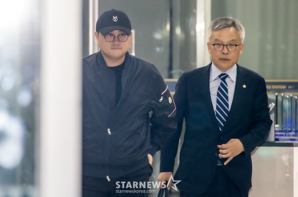뺑소니 혐의와 음주 운전 의혹을 받는 트로트 가수 김호중이 21일 오후 서울 강남경찰서에서 조사를 마치고 나오고 있다. /사진=뉴스1