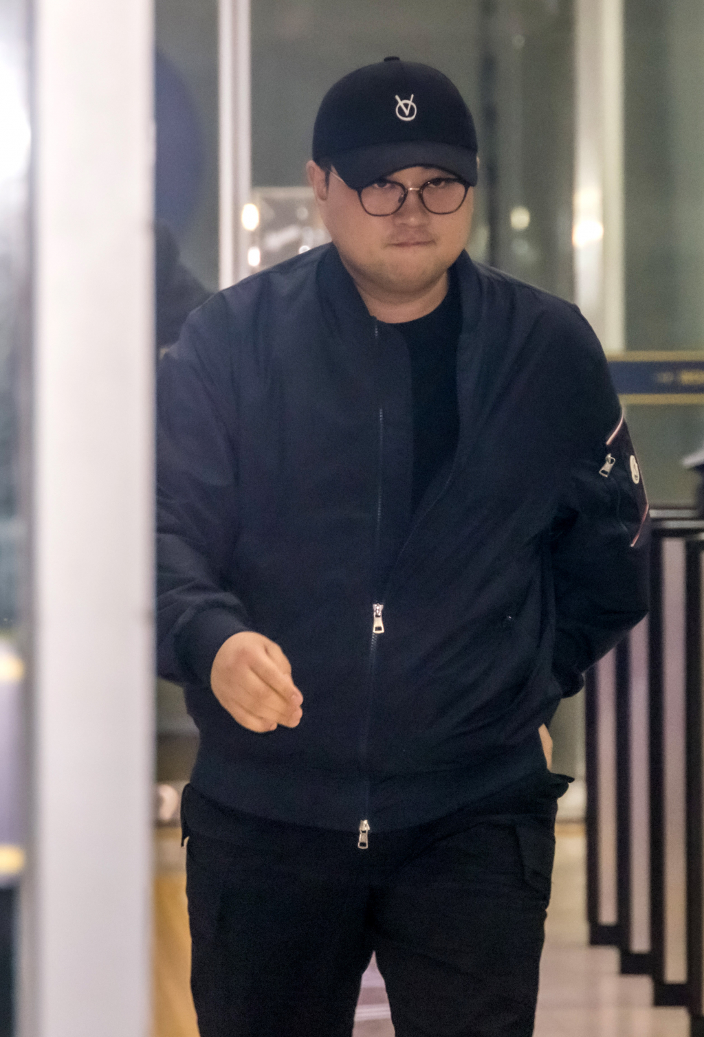 [서울=뉴시스] 추상철 기자 = 음주 뺑소니 혐의를 받는 트로트 가수 김호중이 21일 오후 서울 강남구 강남경찰서에서 경찰 조사를 받은후 귀가하고 있다. (공동취재) 2024.05.21. photo@newsis.com /사진=추상철