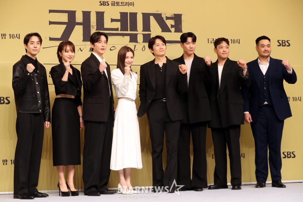 배우 이강욱, 정유민, 권율, 전미도, 지성, 김경남, 정순원, 차엽이 24일 오후 서울 목동 SBS에서 열린 금토드라마 '커넥션' 제작발표회에 참석해 포즈를 취하고 있다. 드라마 '커넥션'은 누군가에 의해 마약에 강제로 중독된 마약팀 에이스 형사가 변질된 우정, 그 커넥션의 전말을 밝혀내는 중독추적서스펜스로 24일 첫 방송된다. 2024.05.24 /사진=임성균