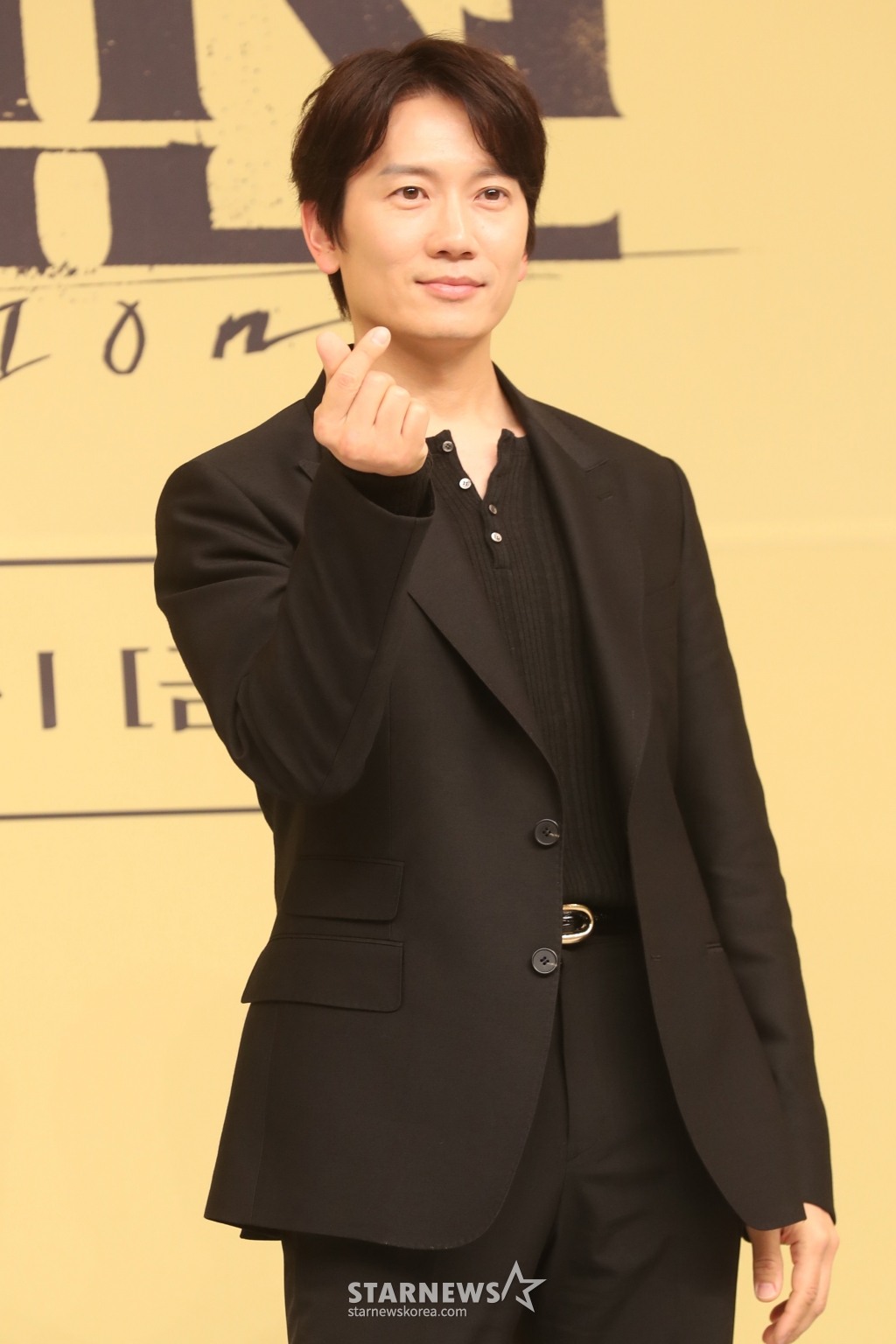 배우 지성이 24일 오후 서울 목동 SBS에서 열린 금토드라마 '커넥션' 제작발표회에 참석해 포즈를 취하고 있다. 드라마 '커넥션'은 누군가에 의해 마약에 강제로 중독된 마약팀 에이스 형사가 변질된 우정, 그 커넥션의 전말을 밝혀내는 중독추적서스펜스로 24일 첫 방송된다. 2024.05.24 /사진=임성균