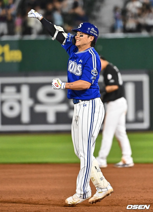 삼성 류지혁이 24일 사직 롯데전에서 6회 초 2타점 적시타를 친 후 기뻐하고 있다.