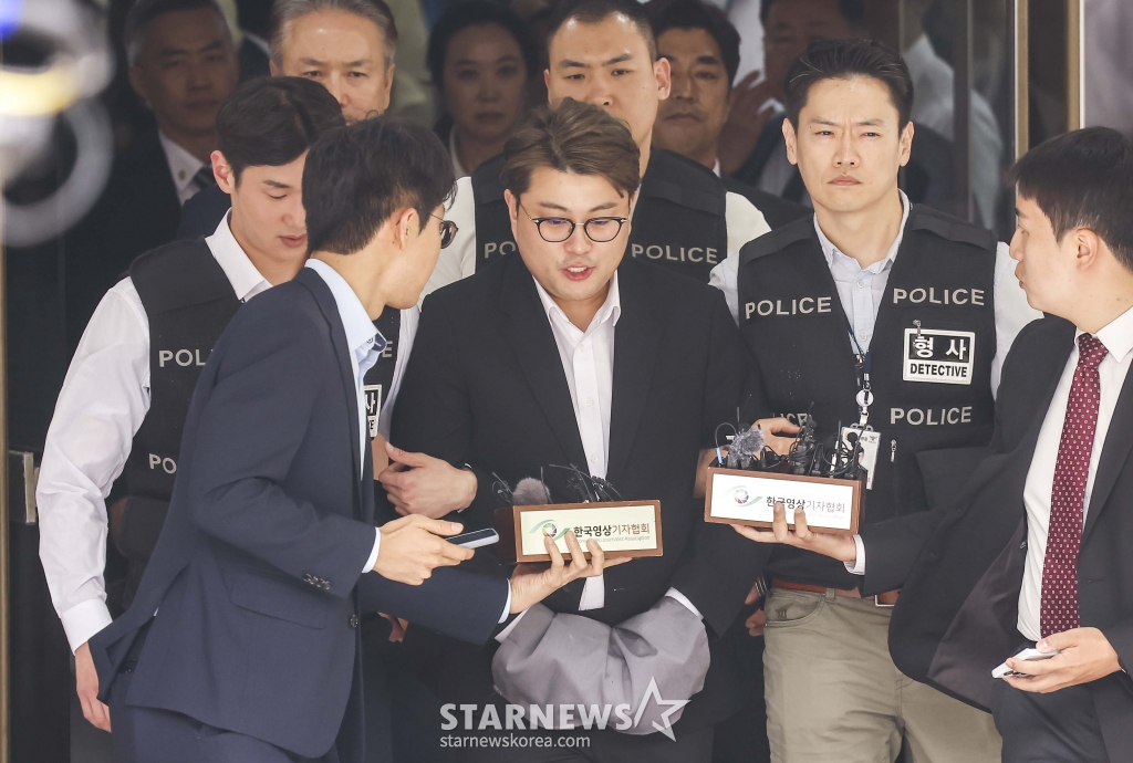 [서울=뉴시스] 정병혁 기자 = 음주 뺑소니 혐의를 받고 있는 트로트 가수 김호중이 24일 서울 서초구 서울중앙지방법원에서 열린 영장실질심사(구속 전 피의자심문)을 마친 뒤 법원을 나서고 있다. 2024.05.24. jhope@newsis.com /사진=정병혁