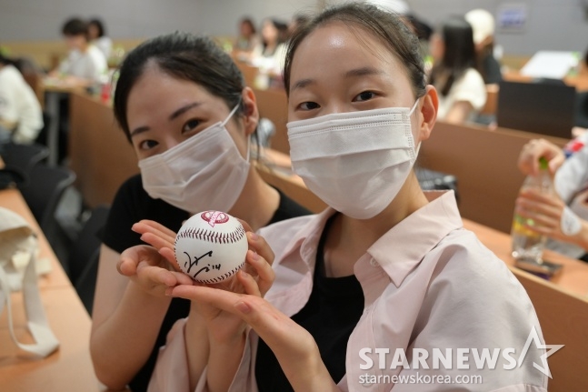키움팬 김하연 씨(왼쪽)와 강승희 씨가 24일 서울 청파동에 위치한 숙명여대 진리관에서 열린 '2024 히어로즈 여대특강'에서 박수종 사인공을 들고 포즈를 취하고 있다. /사진=김동윤 기자
