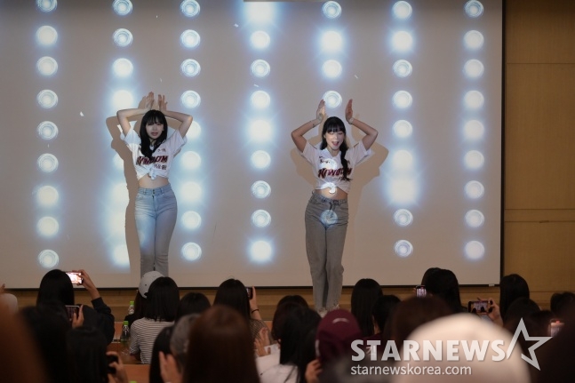 키움 히어로즈 치어리더 김주선(왼쪽), 김하나가 24일 서울 청파동에 위치한 숙명여대 진리관에서 열린 '2024 히어로즈 여대특강'에서 학생들에게 응원법을 알려주고 있다. /사진=김동윤 기자