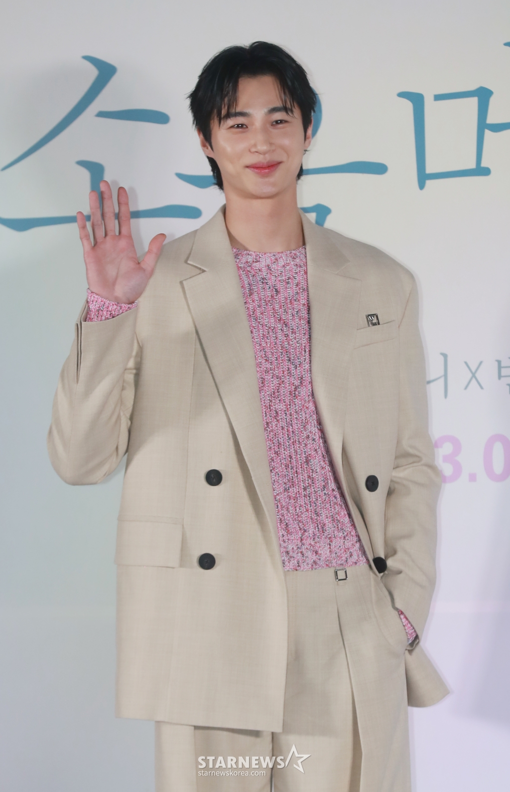 배우 변우석이 28일 오후 서울 롯데시네마 건대입구점에서 진행된 영화 '소울메이트'(감독 민용근) 언론시사회에 참석해 포즈를 취하고 있다. 첫 만남부터 서로를 알아본 두 친구 미소와 하은, 진우가 기쁨, 슬픔, 설렘, 그리움까지 모든것을 함께 한 이야기 '소울메이트'는 3월 15일 개봉한다. /2023.02.28