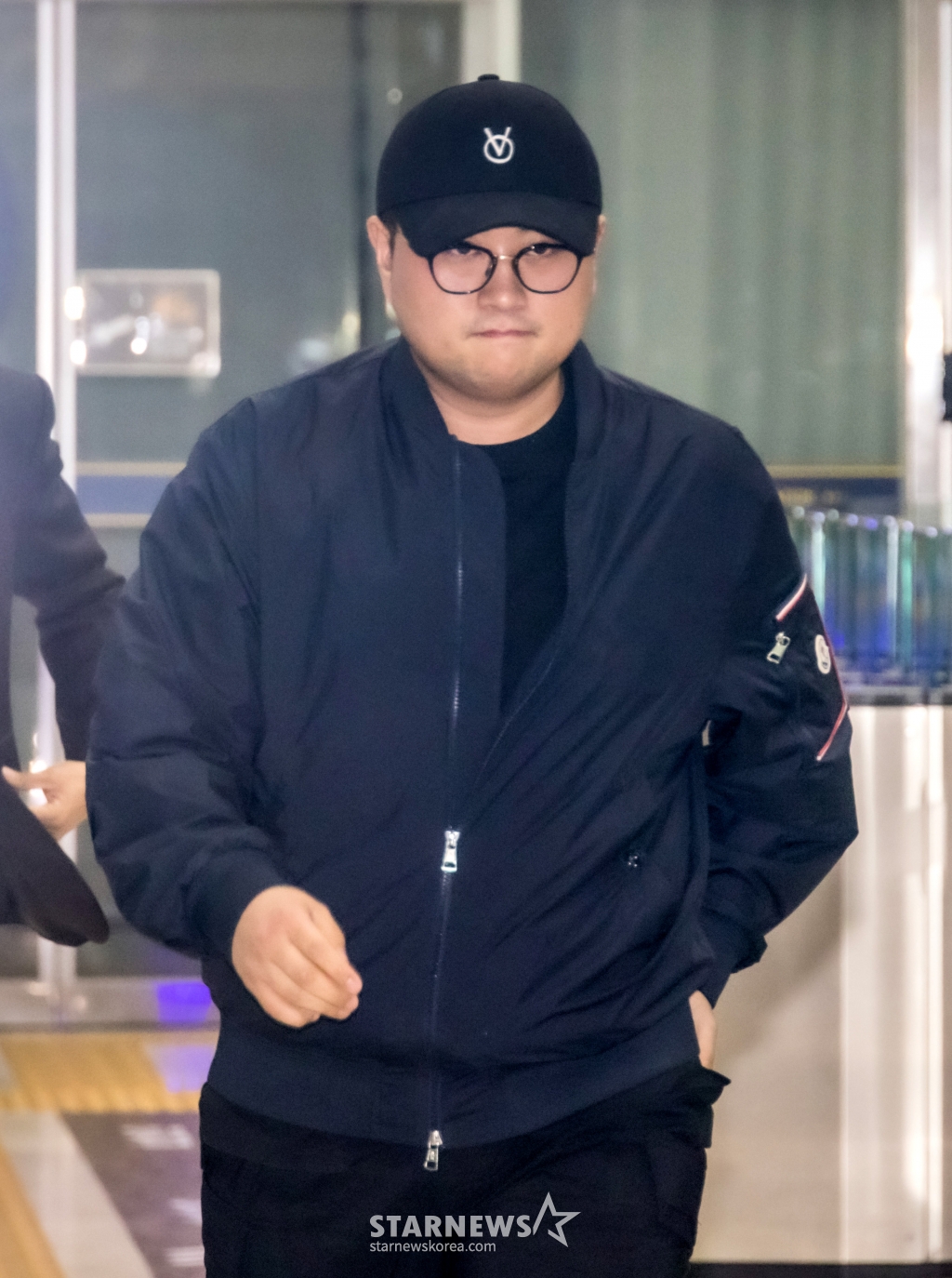[서울=뉴시스] 추상철 기자 = 음주 뺑소니 혐의를 받는 트로트 가수 김호중이 21일 오후 서울 강남구 강남경찰서에서 경찰 조사를 받은후 귀가하고 있다. (공동취재) 2024.05.21. photo@newsis.com /사진=추상철