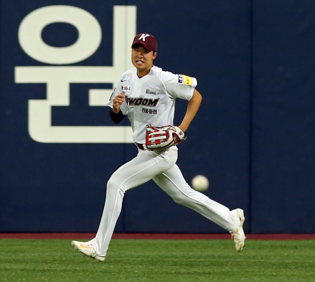 2023년 KBO 리그 시범경기에서 장재영이 외야 수비를 소화하고 있다. /사진=키움 히어로즈 제공