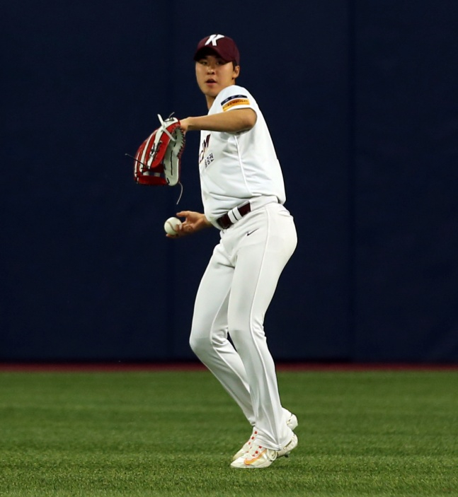 2023년 KBO 리그 시범경기에서 장재영이 외야 수비를 소화하고 있다. /사진=키움 히어로즈 제공