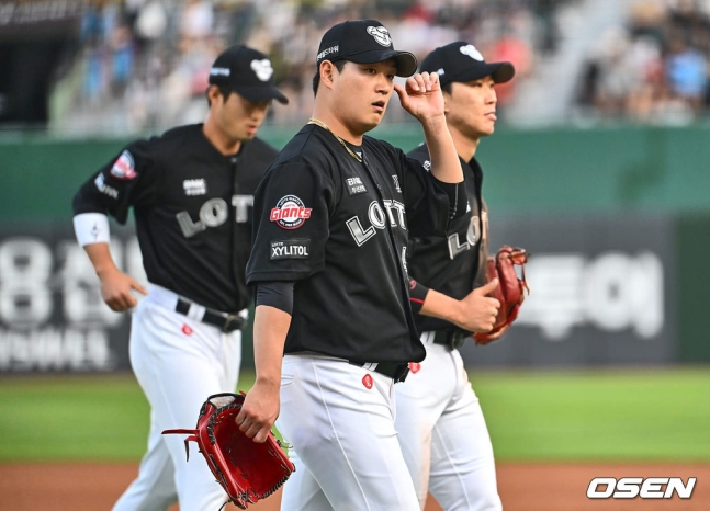 롯데 나균안(가운데)이 24일 사직 삼성전에서 1회 5실점을 한 후 더그아웃으로 돌아가고 있다.