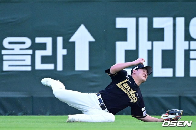 SSG 하재훈이 25일 인천 한화전 6회초 1사 1루에서 채은성의 타구를 슬라이딩 캐치하고 있다.