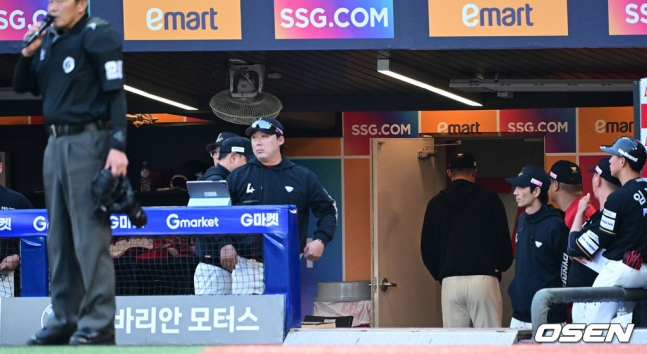 SSG 이숭용 감독(오른쪽서 다섯 번째)이 25일 인천 한화전 6회초 1사 1루에서 심판진에게 항의한 후 규정에 따라 더그아웃을 떠나고 있다.