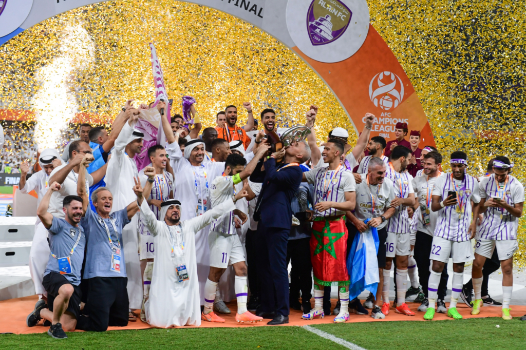 알 아인 선수들이 2023~2024시즌 아시아축구연맹(AFC) 챔피언스리그(ACL) 우승 세리머니에서 기쁨을 만끽하고 있다. /사진=알 아인 공식 SNS
