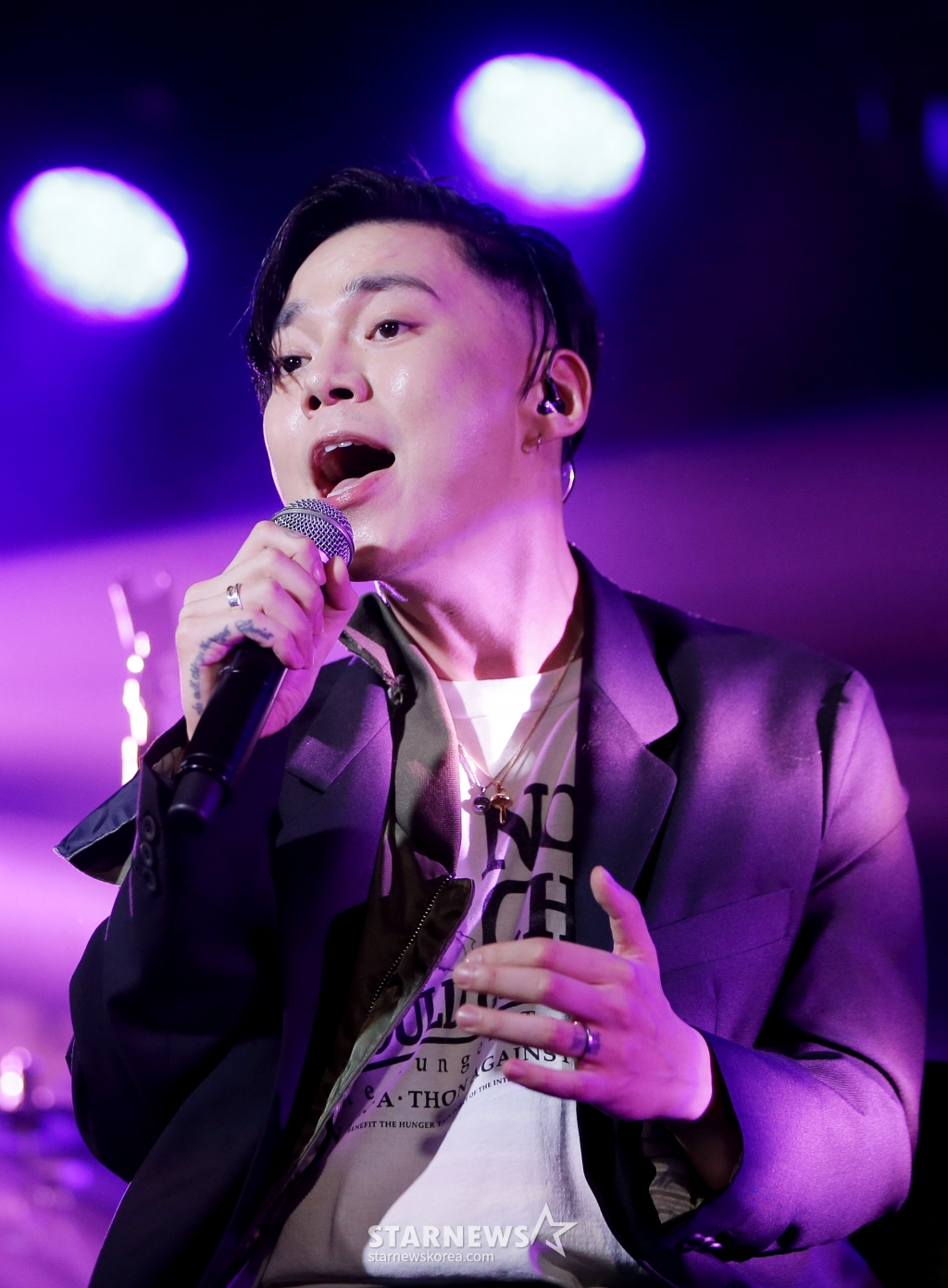 R&B 보컬리스트 지소울이 7일 오후 서울 성동구 에스팩토리에서 열린 새 미니앨범 '서클스(Circles)' 쇼케이스에서 멋진 공연을 선보이고 있다.  '서클스(Circles)'에는 타이틀곡 '캔트'를 비롯해 '테킬라(Tequila)', '술버릇(bad habit)', '사랑', '원 모어 인터루드(One More interlude)', '서클스', '파운드 유(Found You-Prod by Deepshower /사진=김창현 기자 chmt@