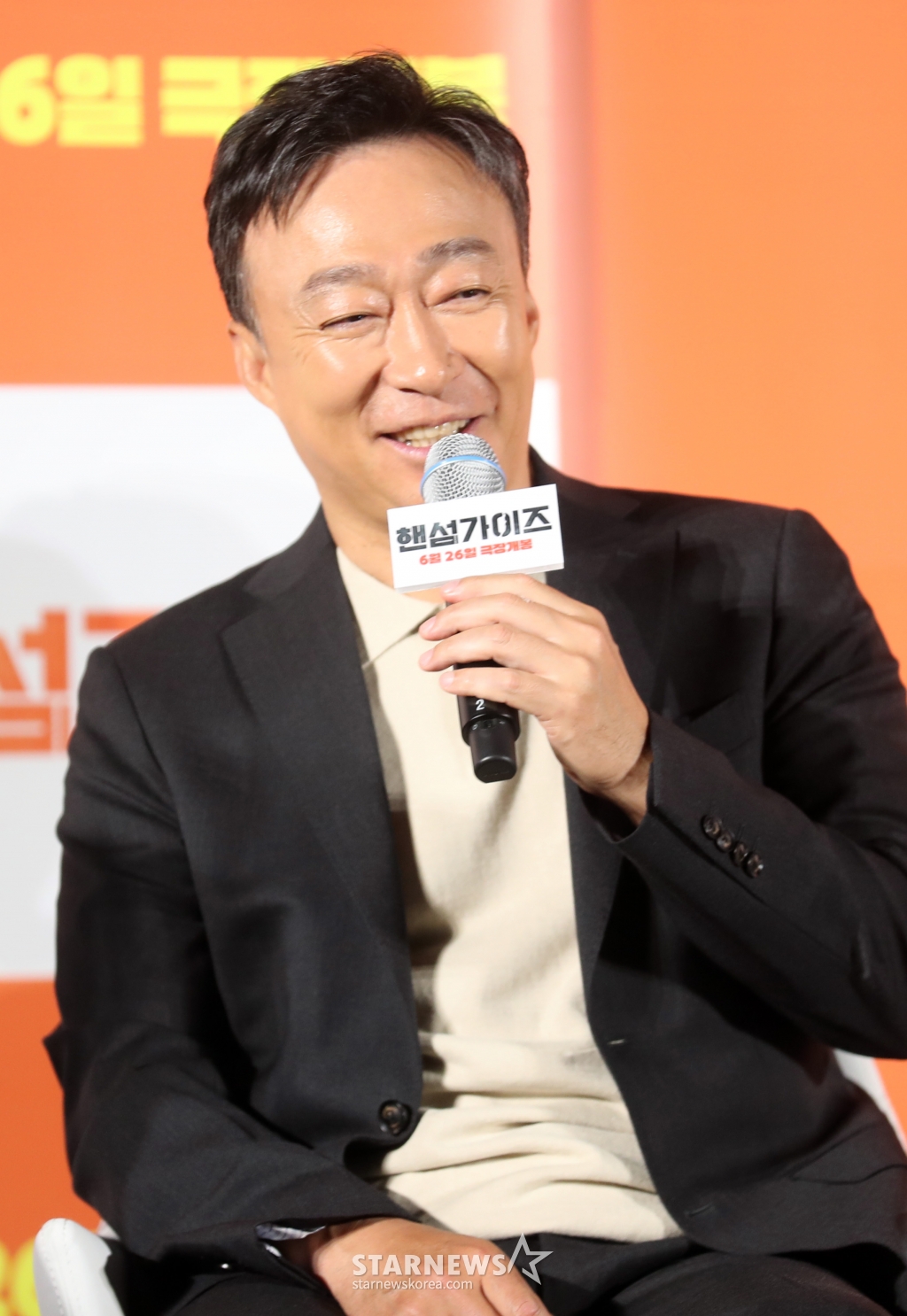 배우 이성민이 27일 오전 서울 광진구 롯데시네마 건대점에서 열린 영화 '핸섬가이즈' 제작발표회에 참석해 인사말을 하고 있다. 한 번 보면 절대 잊지 못할 첫인상을 가진 자칭 '핸섬 가이즈' 두 남자가 음산한 산장으로 이사를 오던 날, 마을과 산장에 얽힌 전설이 깨어나며 시작되는 예측불허 코미디영화로 오는 6월 26일 개봉 예정이다. 2024.05.27 /사진=임성균