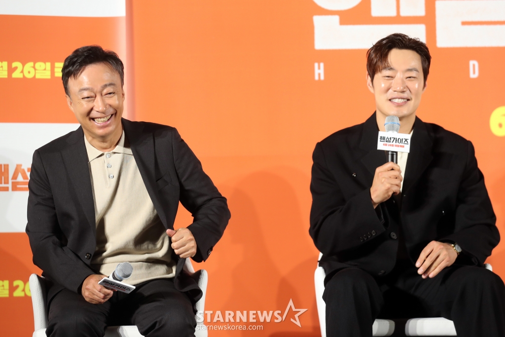 배우 이성민, 이희준이 27일 오전 서울 광진구 롯데시네마 건대점에서 열린 영화 '핸섬가이즈' 제작발표회에 참석해 인사말을 하고 있다. 한 번 보면 절대 잊지 못할 첫인상을 가진 자칭 '핸섬 가이즈' 두 남자가 음산한 산장으로 이사를 오던 날, 마을과 산장에 얽힌 전설이 깨어나며 시작되는 예측불허 코미디영화로 오는 6월 26일 개봉 예정이다. 2024.05.27 /사진=임성균
