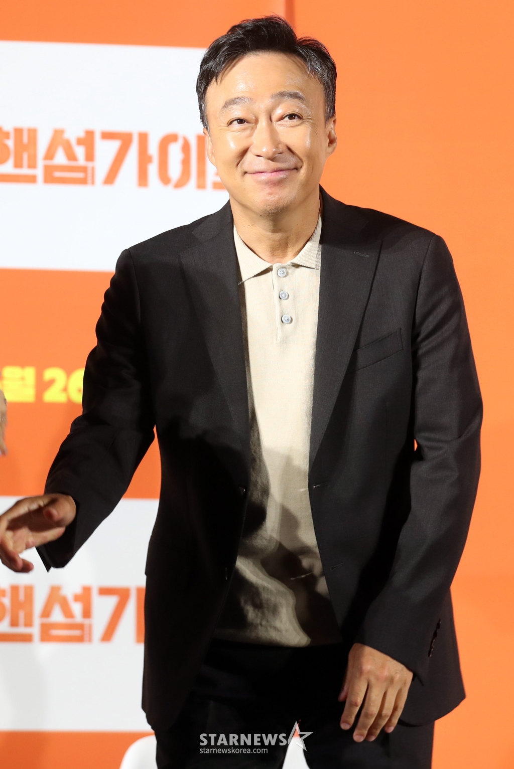 배우 이성민이 27일 오전 서울 광진구 롯데시네마 건대점에서 열린 영화 '핸섬가이즈' 제작발표회에 참석해 인사말을 하고 있다. 한 번 보면 절대 잊지 못할 첫인상을 가진 자칭 '핸섬 가이즈' 두 남자가 음산한 산장으로 이사를 오던 날, 마을과 산장에 얽힌 전설이 깨어나며 시작되는 예측불허 코미디영화로 오는 6월 26일 개봉 예정이다. 2024.05.27 /사진=임성균
