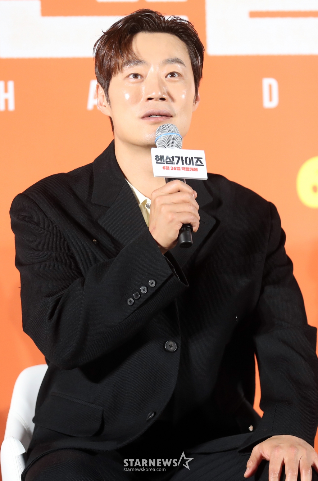 배우 이희준이 27일 오전 서울 광진구 롯데시네마 건대점에서 열린 영화 '핸섬가이즈' 제작발표회에 참석해 인사말을 하고 있다. 한 번 보면 절대 잊지 못할 첫인상을 가진 자칭 '핸섬 가이즈' 두 남자가 음산한 산장으로 이사를 오던 날, 마을과 산장에 얽힌 전설이 깨어나며 시작되는 예측불허 코미디영화로 오는 6월 26일 개봉 예정이다. 2024.05.27 /사진=임성균