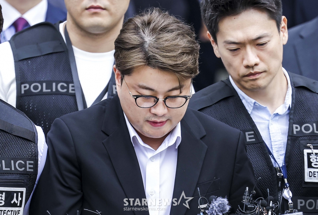 [서울=뉴시스] 정병혁 기자 = 음주 뺑소니 혐의를 받고 있는 트로트 가수 김호중이 24일 서울 서초구 서울중앙지방법원에서 열린 영장실질심사(구속 전 피의자심문)을 마친 뒤 법원을 나서고 있다. 2024.05.24. jhope@newsis.com /사진=정병혁