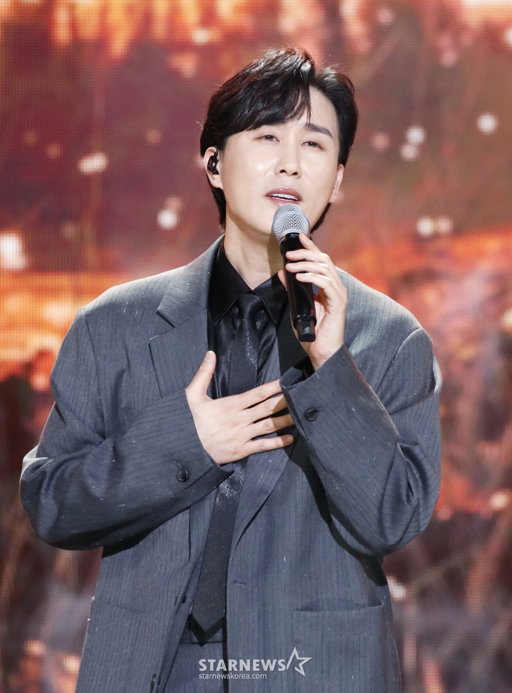 (서울=뉴스1) 권현진 기자 = 가수 신유가 4일 오후 서울 마포구 상암동 SBS 프리즘 타워에서 열린 SBS FiL, SBS M ‘더 트롯쇼’에서 화려한 무대를 선보이고 있다. 2024.3.4/뉴스1 Copyright (C) 뉴스1. All rights reserved. 무단 전재 및 재배포, AI학습 이용 금지. /사진=(서울=뉴스1) 권현진 기자