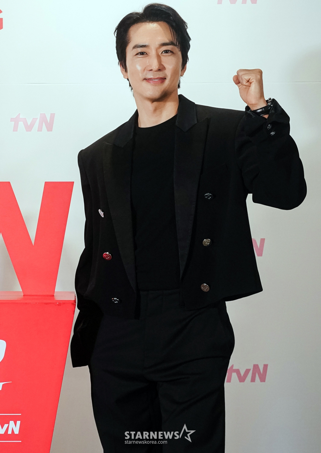 배우 송승헌이 28일 오후 온라인으로 진행된 tvN 드라마 '플레이이어2: 꾼들의 전쟁' 제작발표회에 참석해 포즈를 취하고 있다. 2024. 05.28 사기꾼, 해커, 파이터, 드라이버! 더 강력해진 '꾼'들이 돌아왔다! '가진 놈'들을 시원하게 털어버리는 팀플레이 액션 사기극으로 오는 3일 첫 방송된다. 2024.05.28 <사진=tvN 제공> /사진=임성균