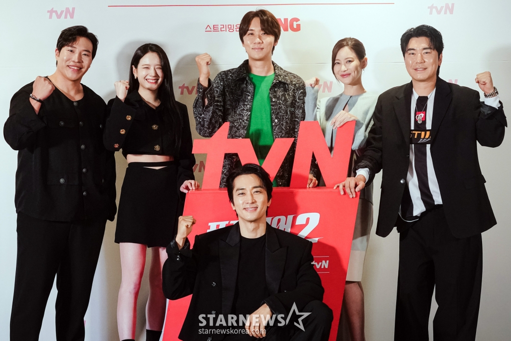 배우 태원석, 장규리, 소재현 감독, 오연서, 이시언, 송승헌이 28일 오후 온라인으로 진행된 tvN 드라마 '플레이이어2: 꾼들의 전쟁' 제작발표회에 참석해 포즈를 취하고 있다. 2024. 05.28 사기꾼, 해커, 파이터, 드라이버! 더 강력해진 '꾼'들이 돌아왔다! '가진 놈'들을 시원하게 털어버리는 팀플레이 액션 사기극으로 오는 3일 첫 방송된다. 2024.05.28 <사진=tvN 제공> /사진=임성균