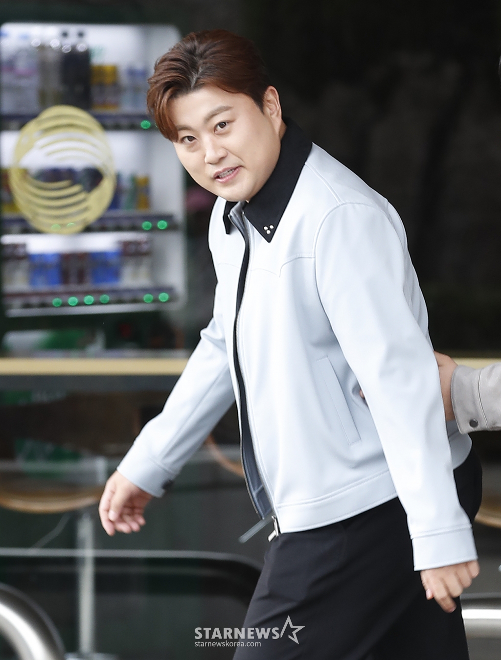(서울=뉴스1) 권현진 기자 = 가수 김호중이 26일 서울 영등포구 KBS에서 진행된 '사장님 귀는 당나귀 귀' 녹화를 마치고 차로 이동하고 있다. 2024.3.26/뉴스1 Copyright (C) 뉴스1. All rights reserved. 무단 전재 및 재배포, AI학습 이용 금지. /사진=(서울=뉴스1) 권현진 기자